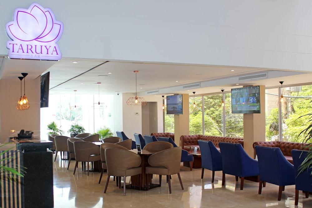 Hotel Barranquilla Plaza Esterno foto A restaurant in the airport