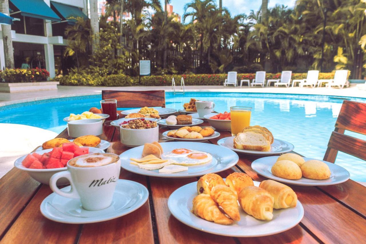 Hotel Barranquilla Plaza Esterno foto A typical Brazilian breakfast