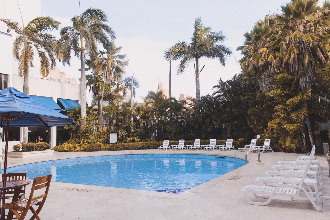 Hotel Barranquilla Plaza Esterno foto Swimming pool at the hotel